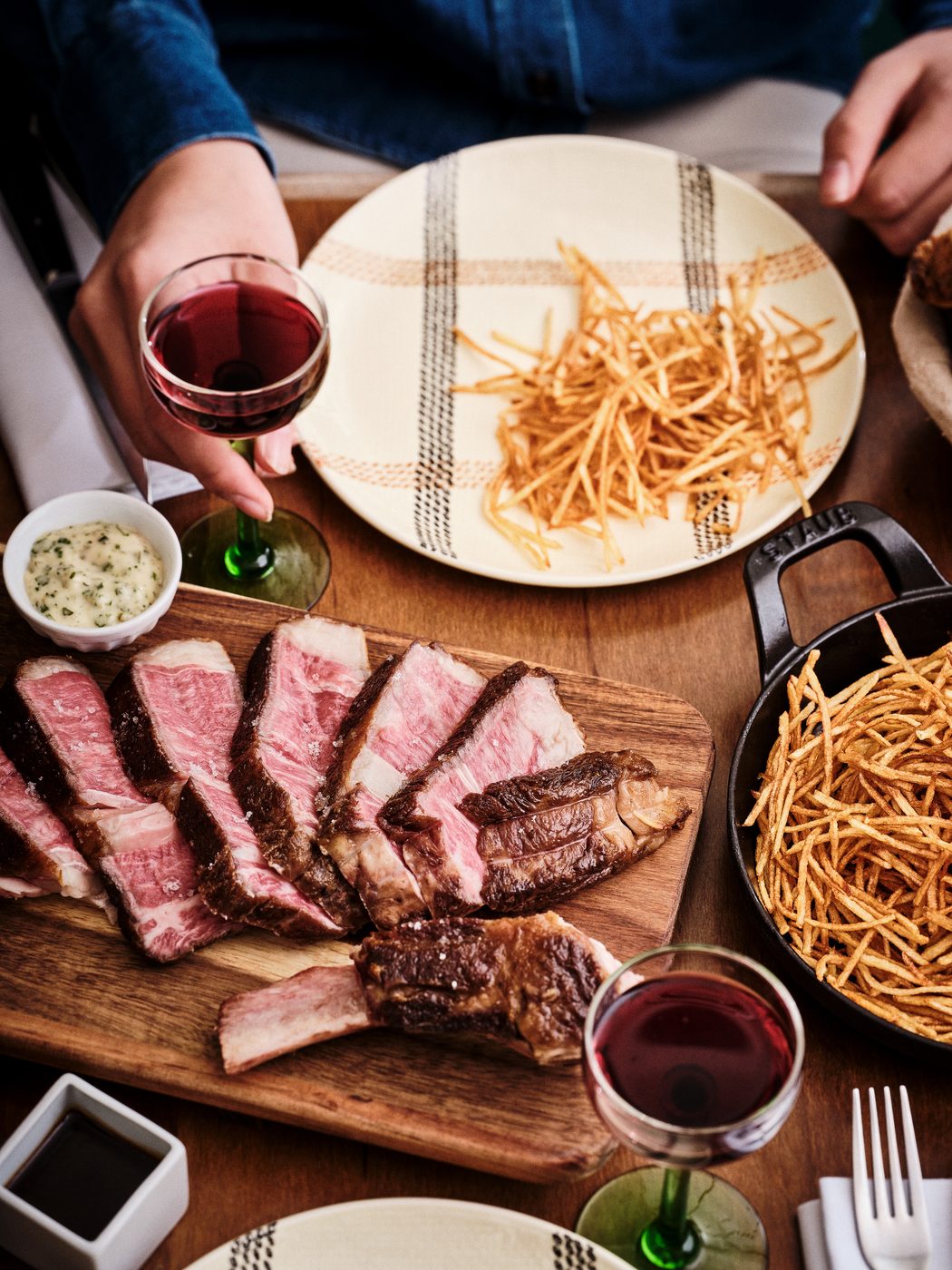 Une pièce de bœuf tranchée du Paris Bonheur, servie avec frites maison