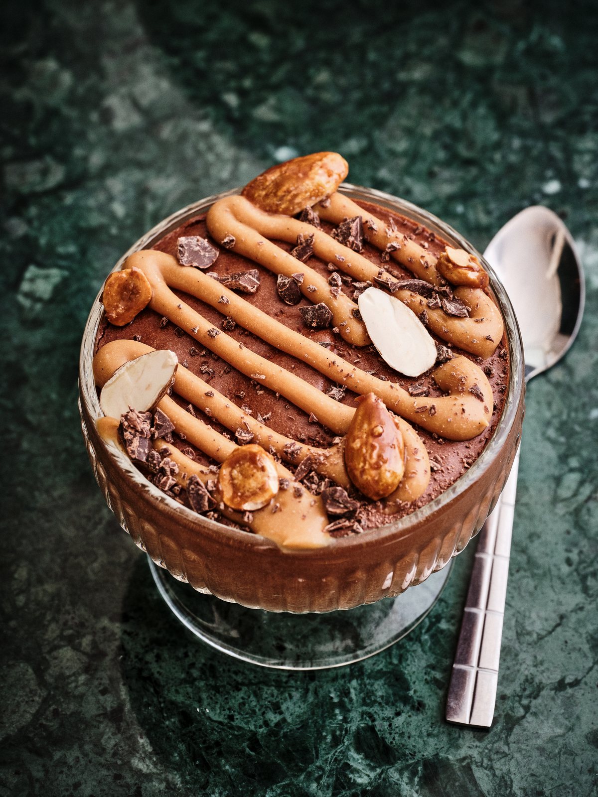 La mousse au chocolat du Paris Bonheur, praliné et amandes caramélisées