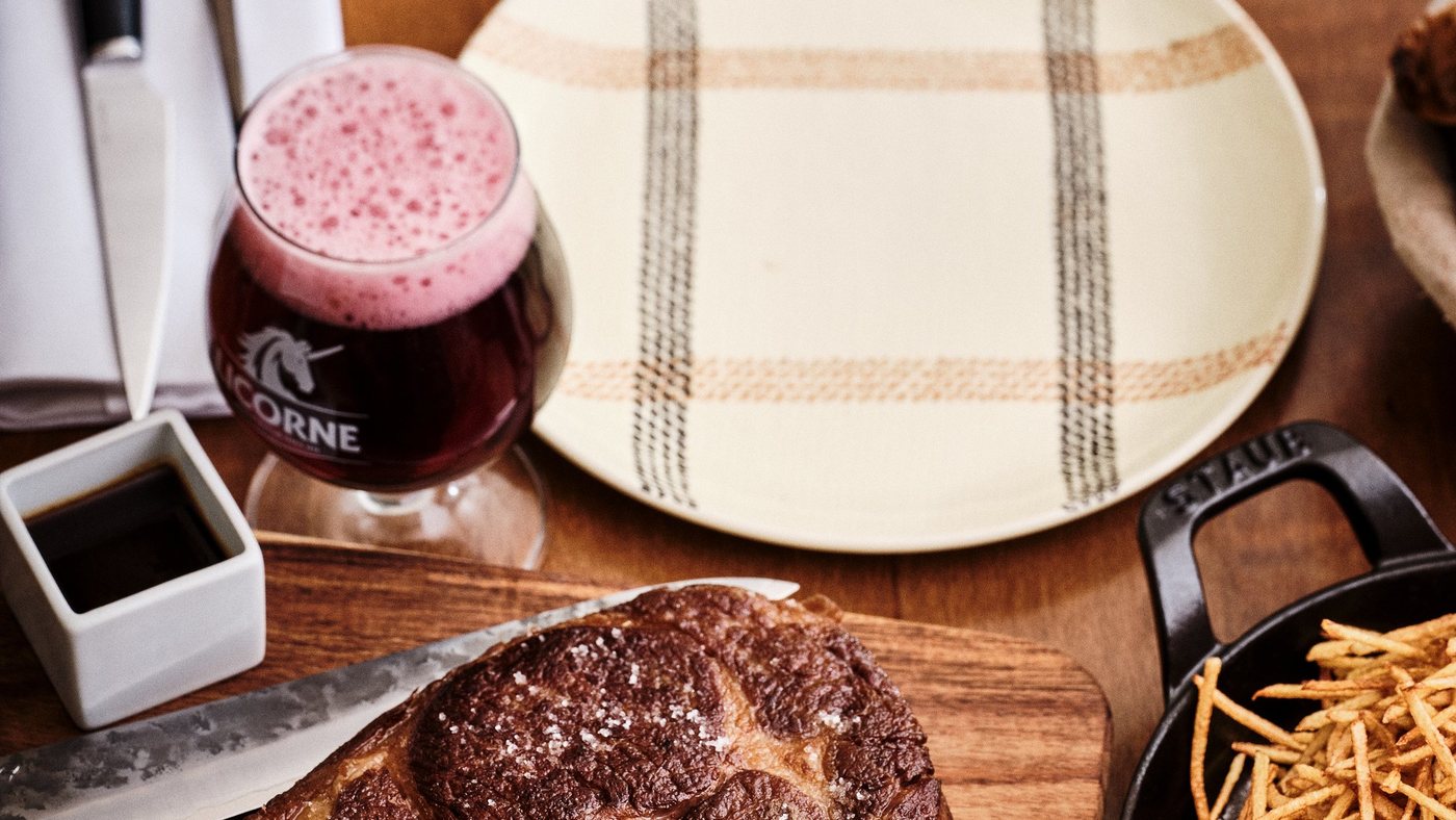 La côte de bœuf du Paris Bonheur, servie avec frites maison